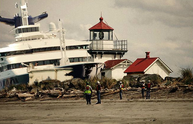 lighthouse crashes into yacht